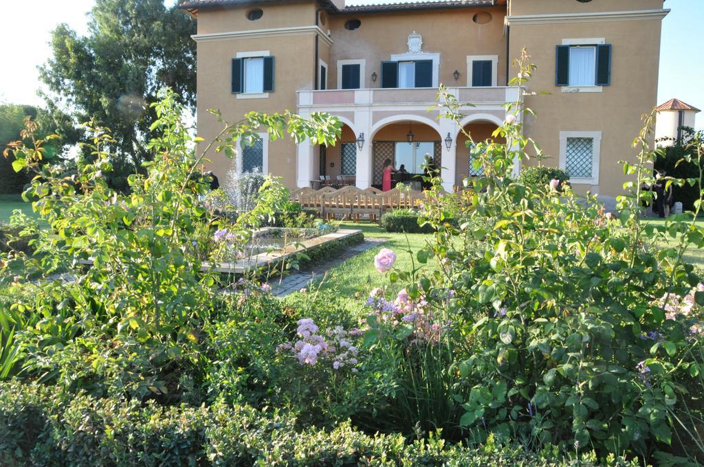 Casale Di Tormaggiore Villa And Country Suites Помеция Екстериор снимка
